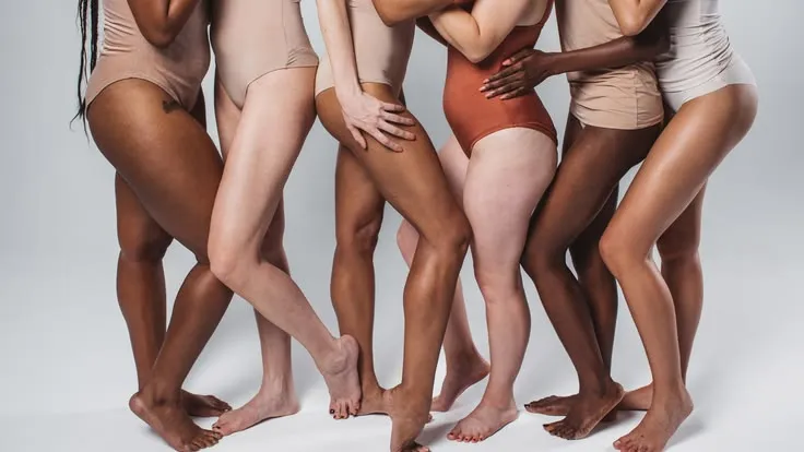 Sei donne di corporature e colori di pelle diversi, fotografate dalla vita in giù in intimo color nude